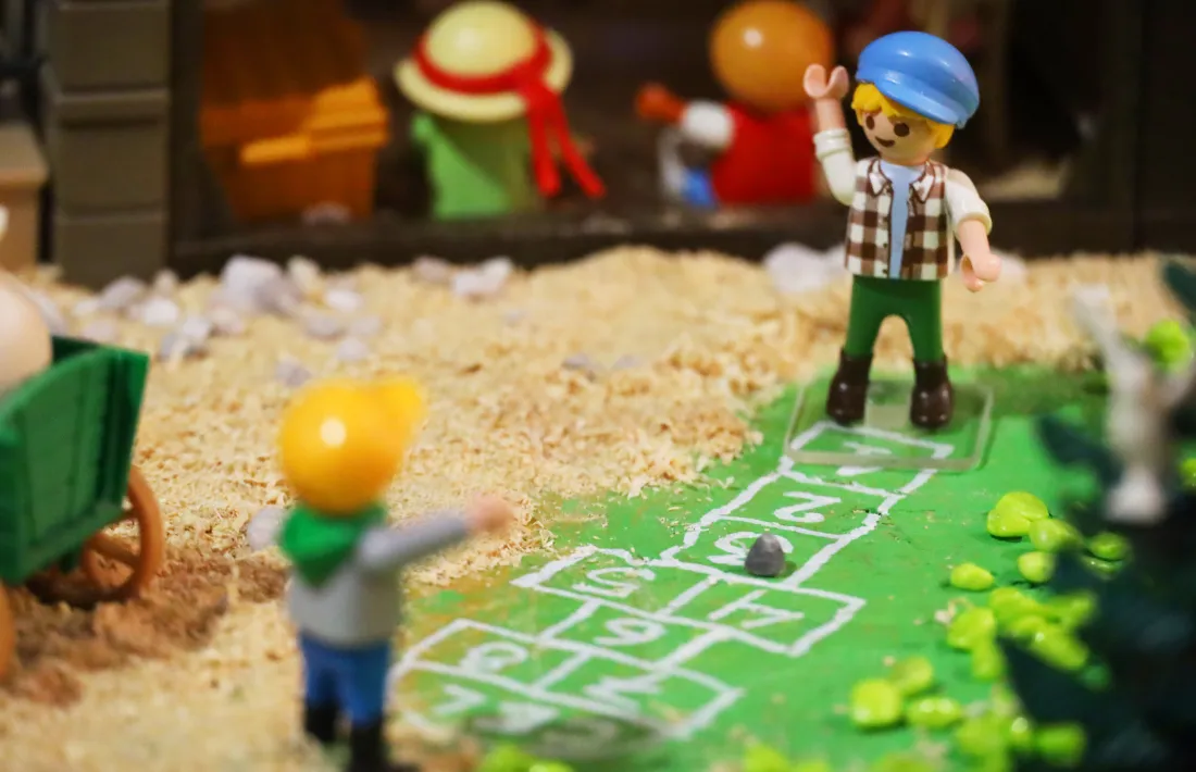 Nens jugant a la xarranca: el diorama inclou un centenar de figures i un miler de peces repartides en una dotzena