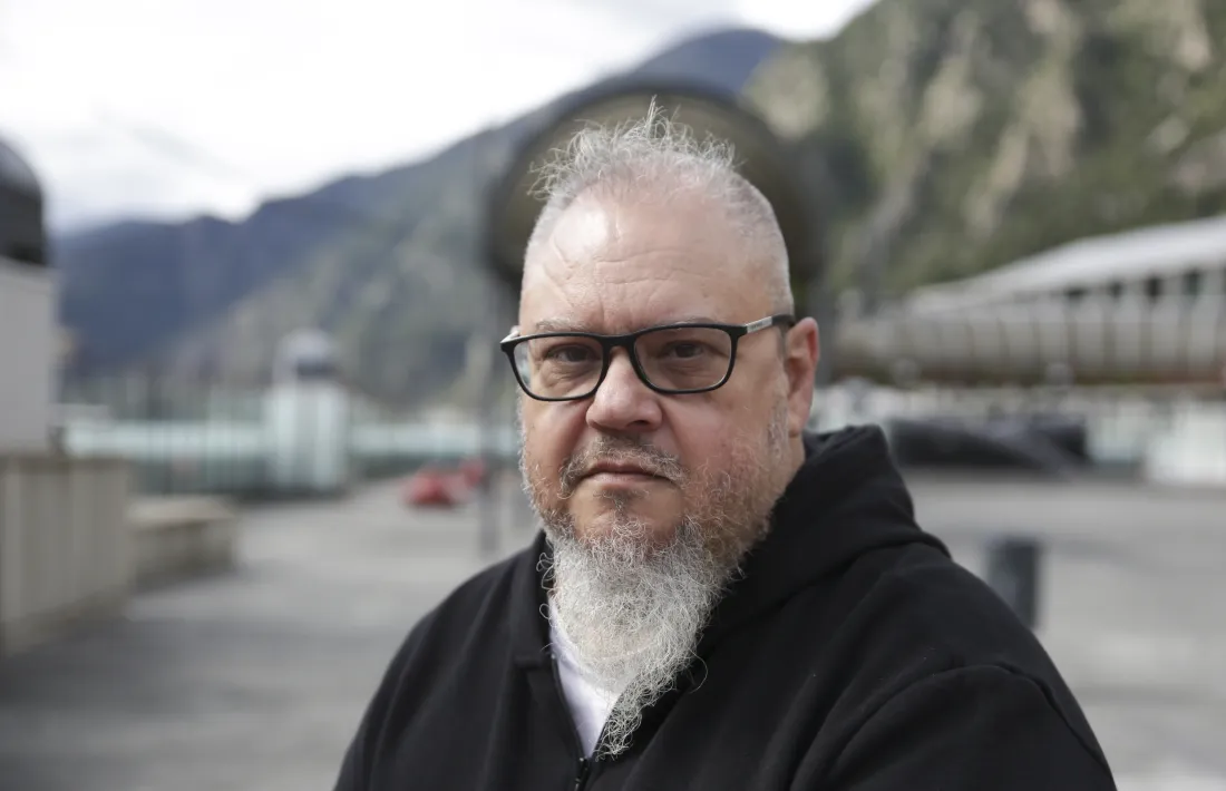 El poeta Nacho Mayo s’ha estrenat en català amb ‘Poemes de Sispony. Poeta confinat’.