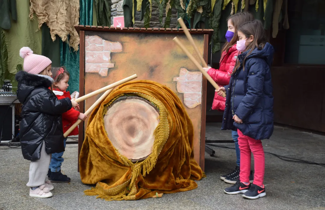 Infants fent cagar el Tió a Ordino.