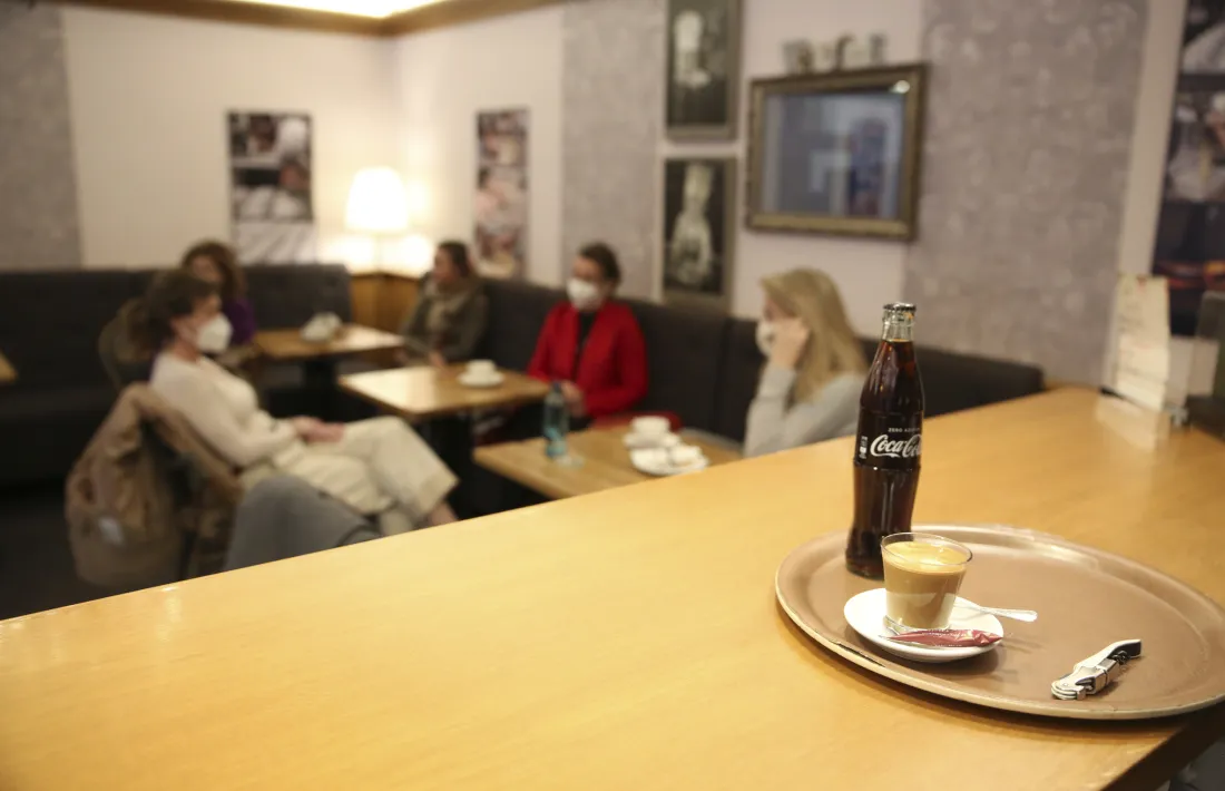 Clients a l'interior d'un bar.