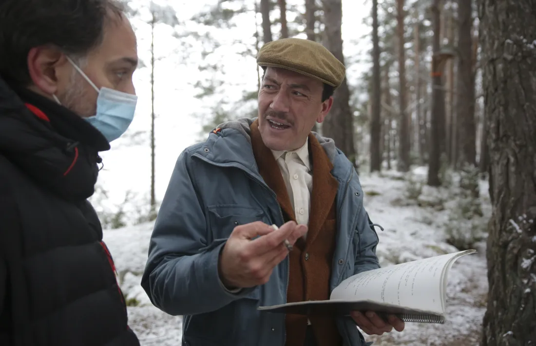 Agustí Franch, guiopnista i productor de 'El fred que crema', conversa amb l'actor Roger Masamajor durant el rodatge a Engolasters, al febrer passat.