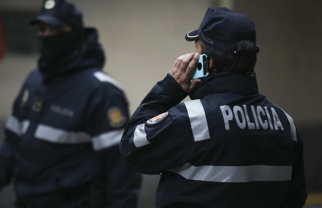 La policia va detenir la setmana passada setze persones, per donar positiu en el test d'alcoholèmia, per una baralla, per agredir l'exparella i per atemptar contra els agents.