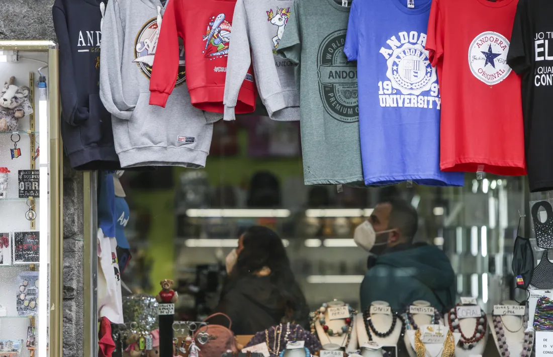 La mascareta FFP2 en interiors, eina per frenar l'extensió de la variant Òmicron, que segons Helena Mas serà aviart la prevalent també a Andorra.