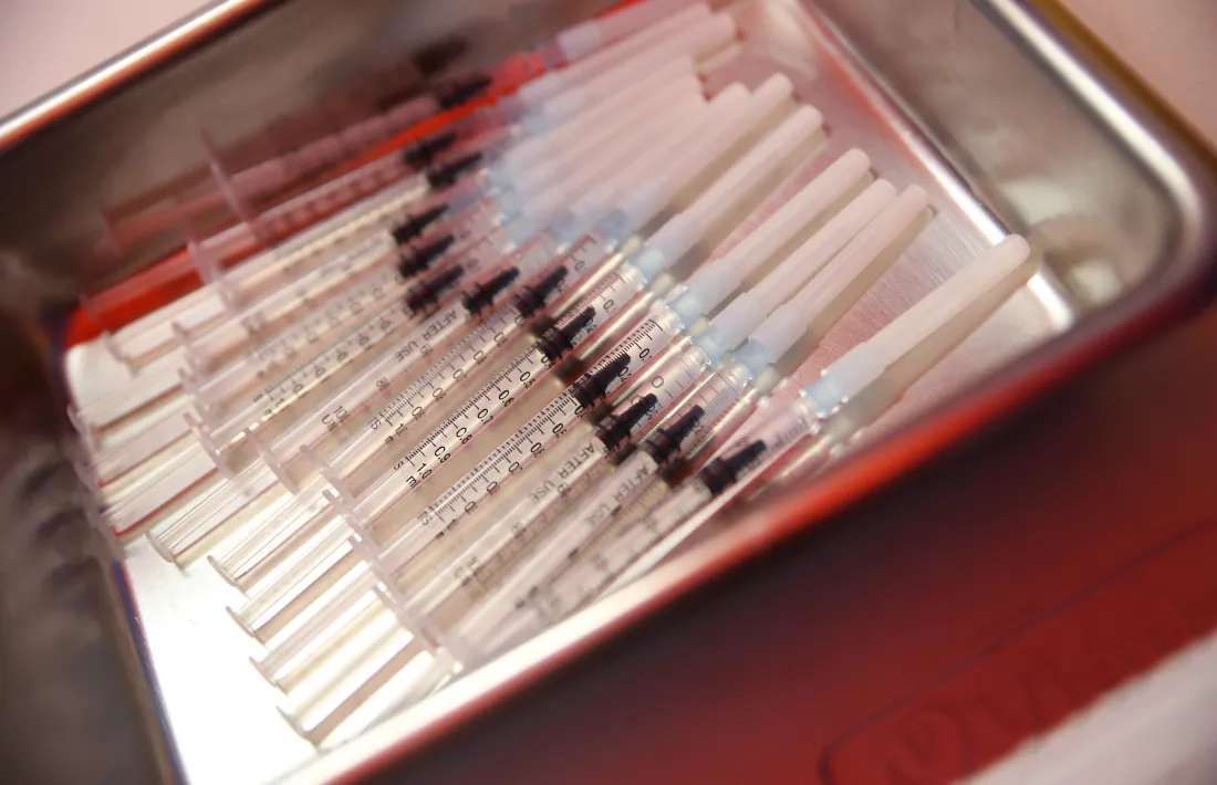 Vacunes a punt de ser dispensades, aavui al Stop Lab de l'antiga plaça de braus de la capital.