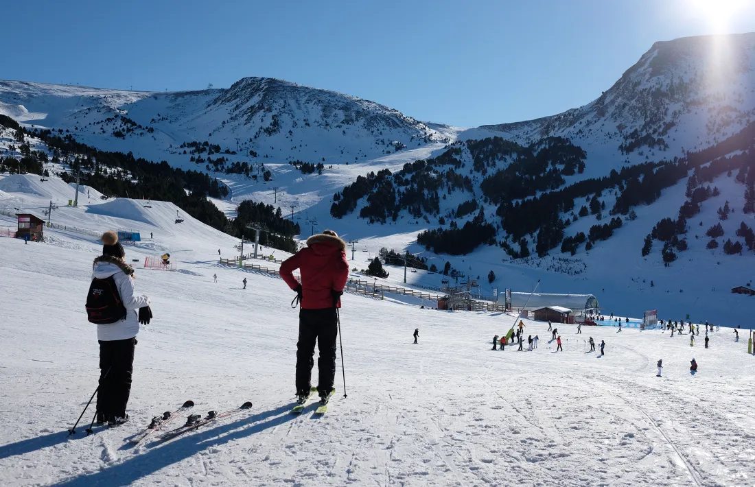 Esquiadors aprofitant el sol i la neu al sector del Tarter de Grandvalira.