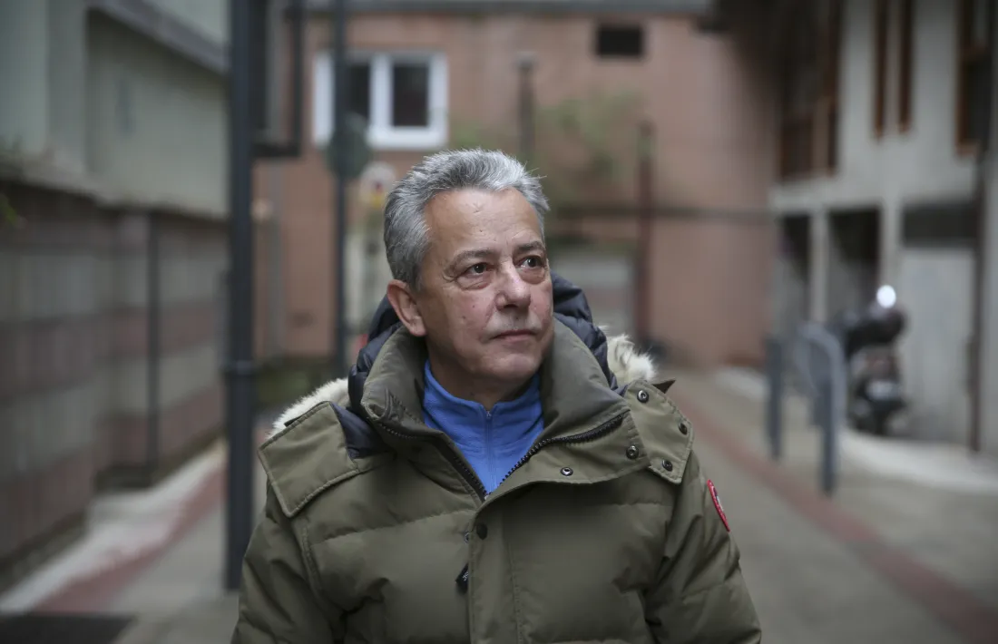 El bibliòfil Robert Basart, retratat ahir al centre històric de la capital, serà la cara visible del nou segell.