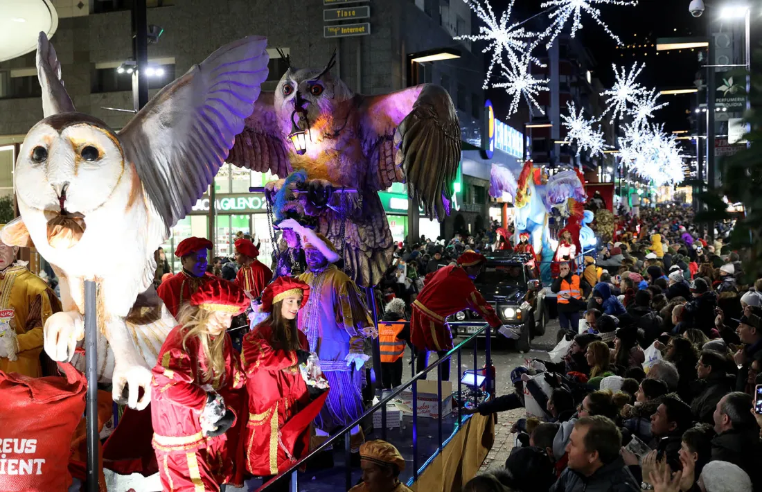 La cavalcada de Reis al seu pas per Andorra la Vella.