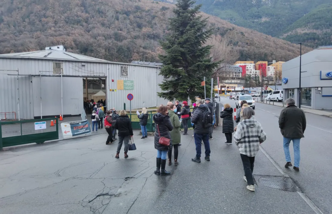 Cues a primera hora del matí  al centre de vacunació de la capital.