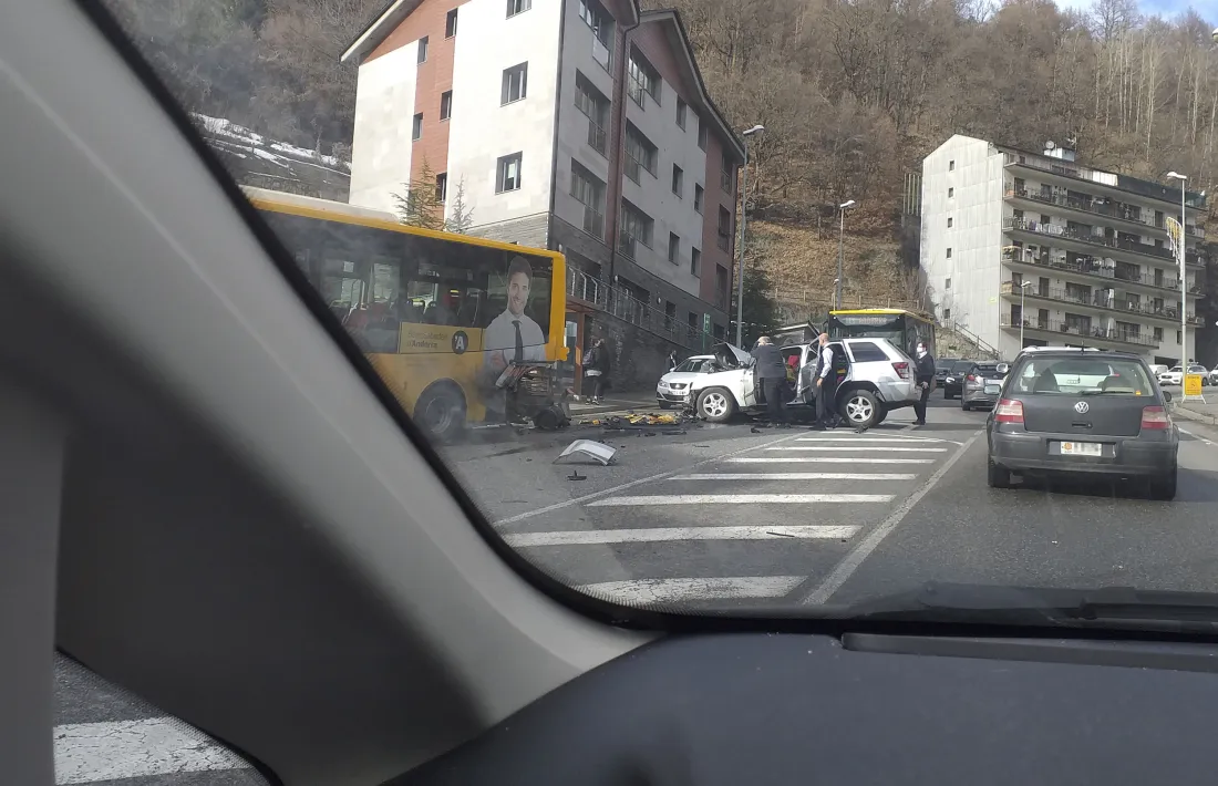 Un Jeep CRD amb matrícula espanyola ha impactat contra un autobús quan passaven pocs minuts de les dues del migdia.
