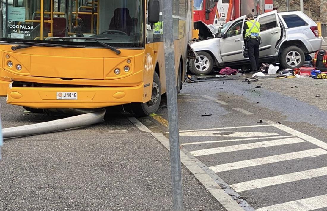 L’autobús de línia regular que estava aturat a la parada només ha patit danys materials.