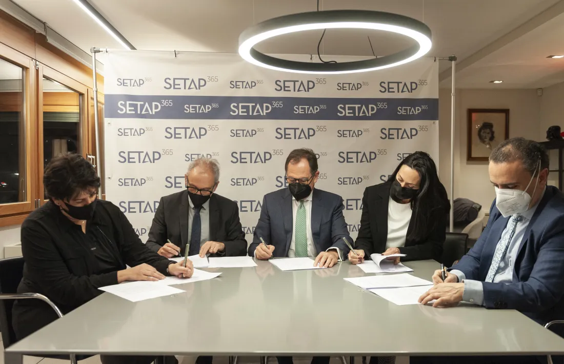 Els representants de les tres parts signen la constitució de Setap365.