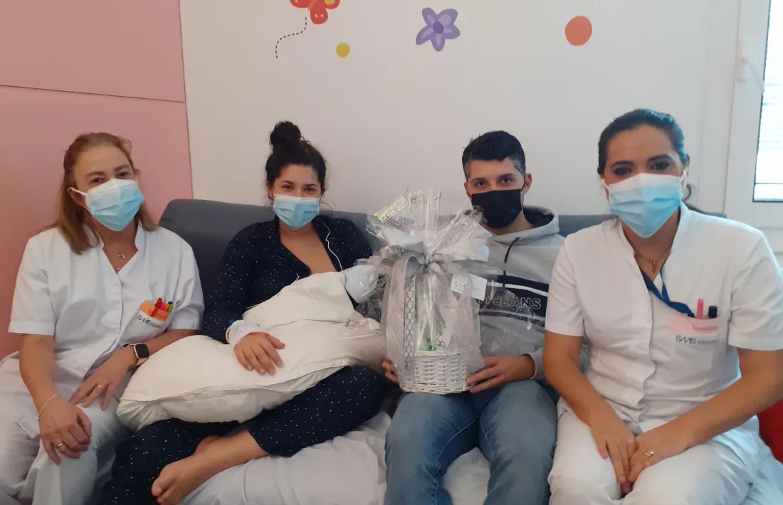 L’Enzo, acompanyat dels seus pares i el personal sanitari, a l’hospital Nostra Senyora de Meritxell.