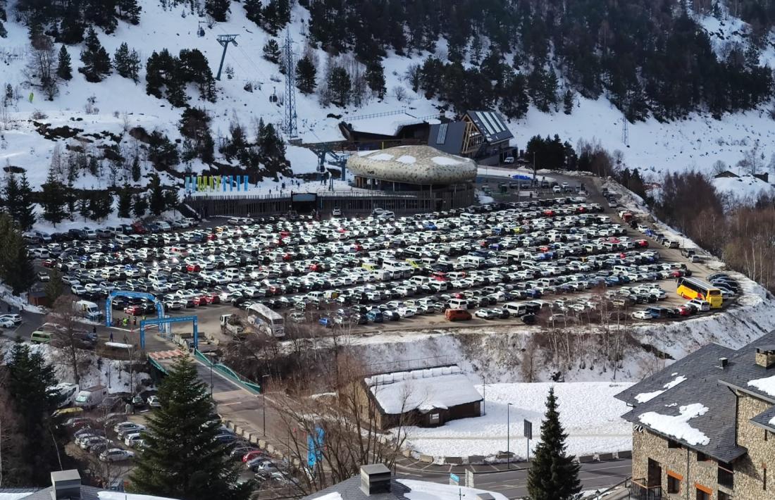 Així estava de ple l’aparcament del Tarter ahir al matí.