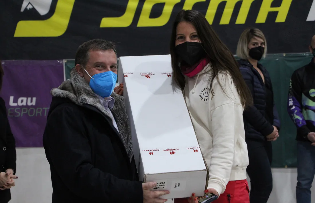 Una de les participants premiades amb el cònsol major, Josep Majoral.