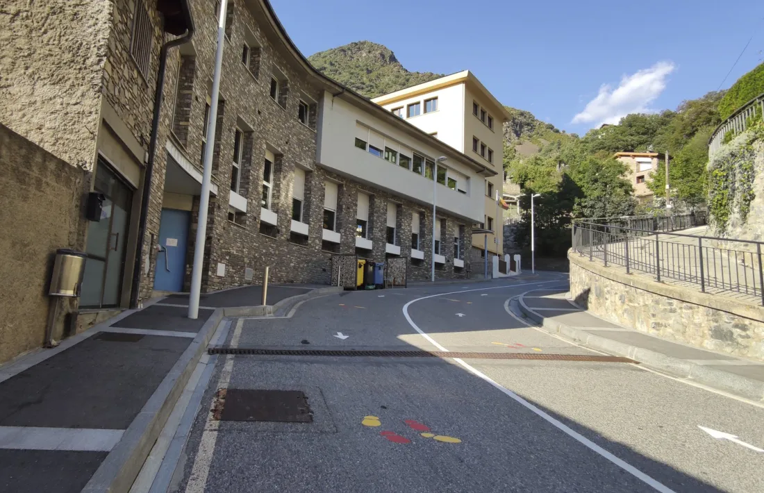 El carrer de la parròquia d'Escaldes on els vehicles poden aparcar fins al 9 de gener.