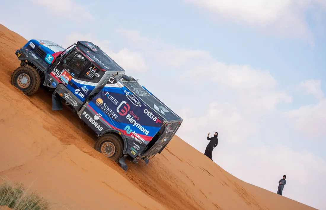 Albert Llovera, amb el seu Iveco de l’equip Fesh Fesh, a la tercera etapa del Dakar.