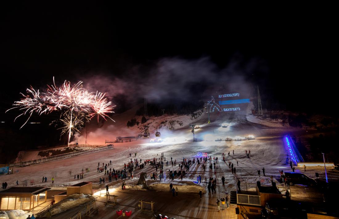 La pista Avet, completament il·luminada.