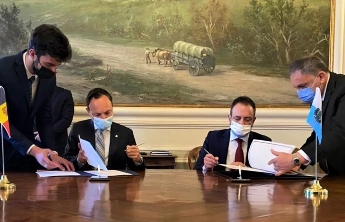 Les delegacions d’Andorra i San Marino durant la signatura del conveni.