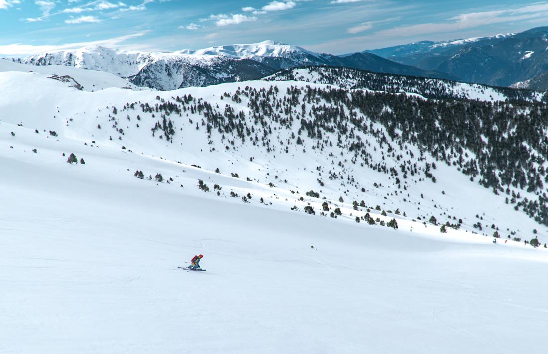Un esquiador a les pistes del Tarter.