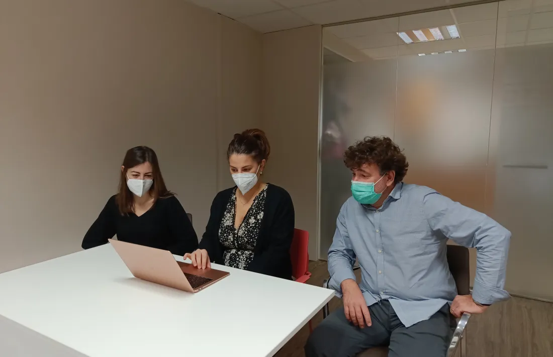 Cosan, al centre, amb altres dos membres de la junta, Bellmunt i Avellanet, i una imatge de l’aplicatiu web.