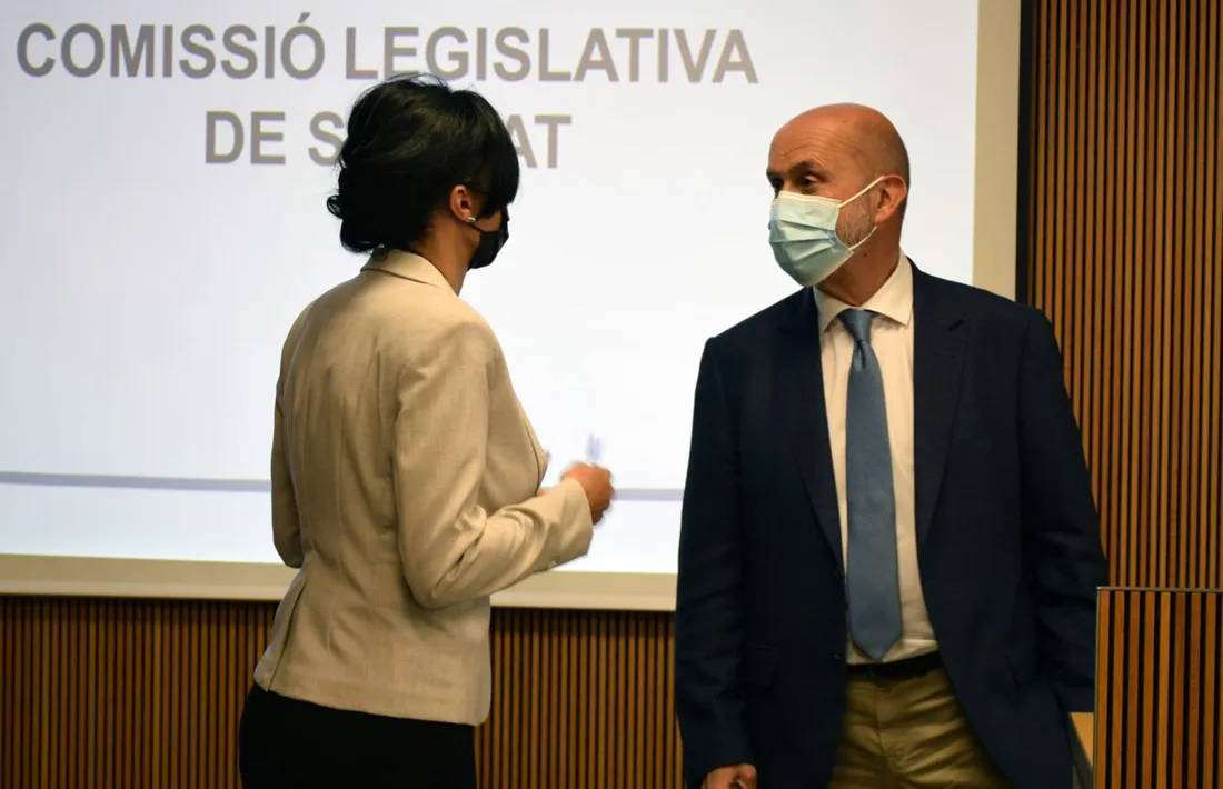 La consellera general no adscrita, Carine Montaner, amb el ministre de Salut, Joan Martínez Benazet.