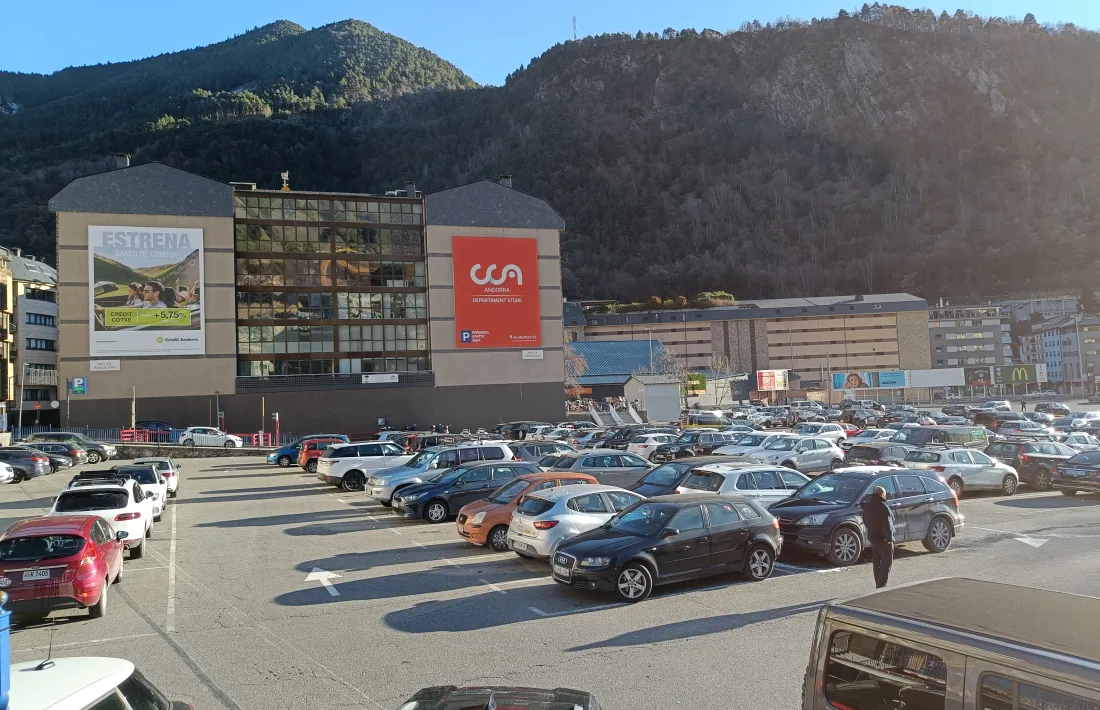 Cotxes estacionats a l’aparcament del Parc Central ahir a la tarda.