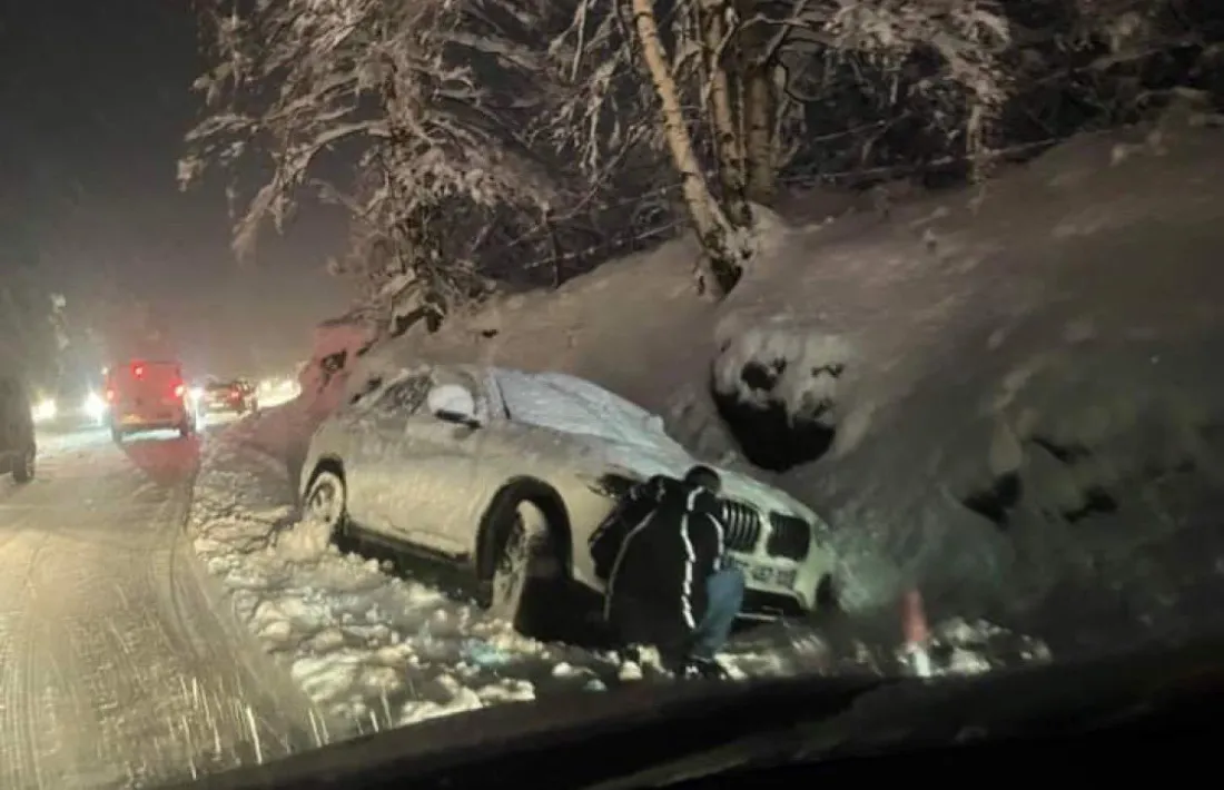 Un dels vehicles bloquejats entre Merens i l’Hospitalet, aquest vespre.