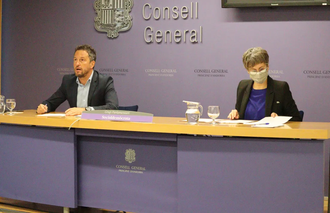 El president del grup parlamentari socialdemòcrata, Pere López, i la consellera general Susanna Vela.