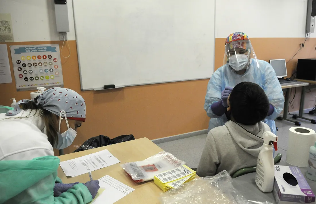 Un alumne en un cribratge en un centre escolar.