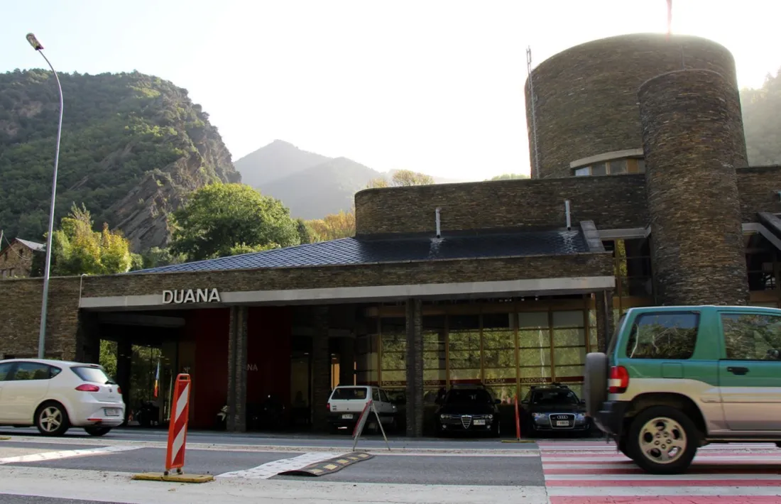 Vehicles circulant per davant de les instal·lacions de la Duana del riu Runer.