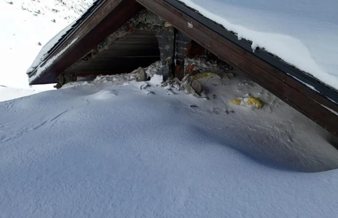 El restaurant de la Coma d'Arcalís, colgat per l'alllau.