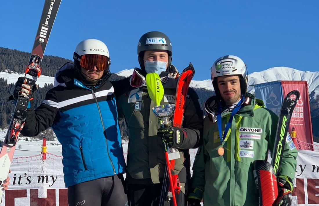 Àxel Esteve, el primer per la dreta, va ser tercer a l’eslàlom FIS de Kronplatz.