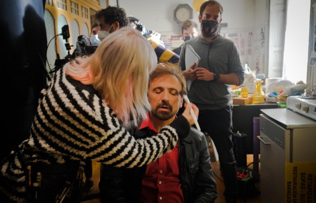 L’actor i humorista espanyol José Mota, ‘prota’ de ‘Plastic Killer’, en mans de la maquilladora al rodatge de ‘Plastic Killer’, a l’abril.