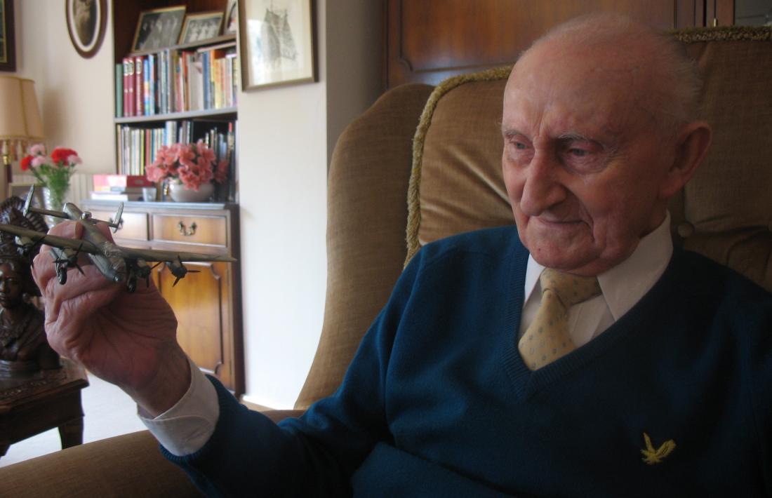 Norman, el febrer del 2017, observa la maqueta d’un Lancaster, el bombarder on va passar la seva guerra.