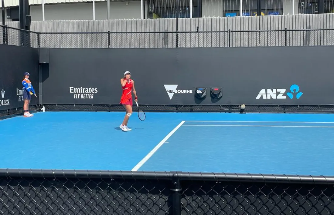 Vicky Jiménez diu adeu a l’Open d’Austràlia després de caure derrotada a la segona ronda prèvia de l’Open d’Austràlia contra Kamilla Rakhimova.