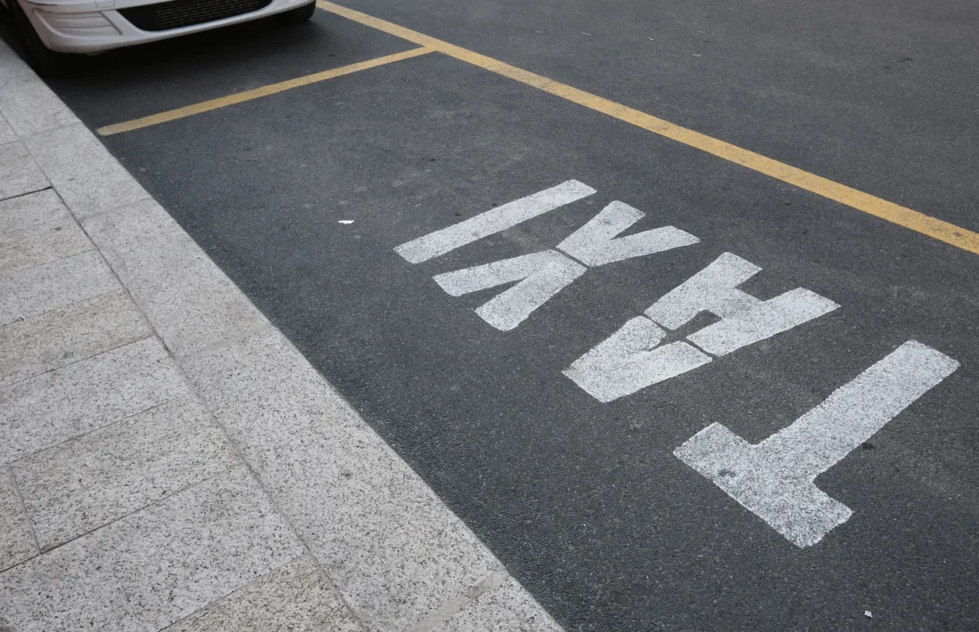 Després d’una hora d’esperar un taxi que mai no va arribar, el client va marxar caminant d’Andorra la Vella fins a Escaldes.