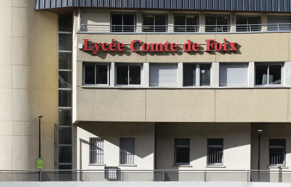 Rètol del Lycée Comte de Foix en una de les seves façanes.