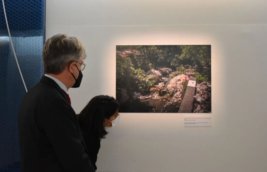 L’ambaixador Tribolet i Imma Jiménez observen una de les fotografies de Whitlow.
