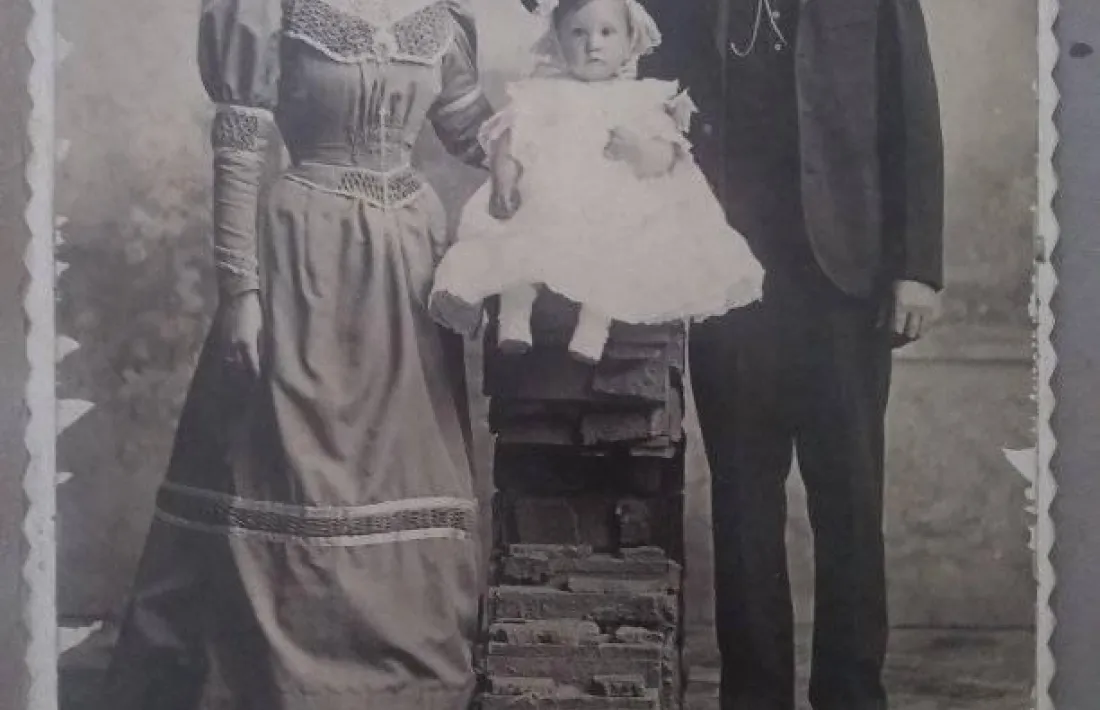 Maria Busquet, amb el seu espòs, Vicente Paulet, i el seu fill, Àngel.