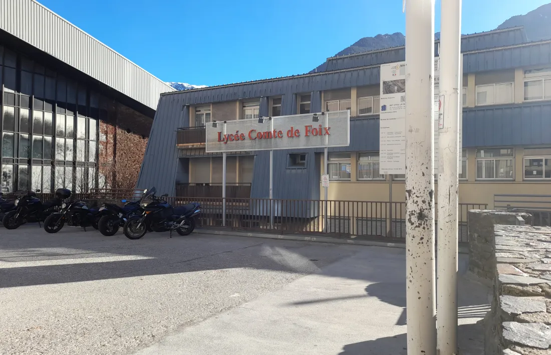 Aspecte desèrtic del Lycée cap a les 12 del migdia d’ahir.