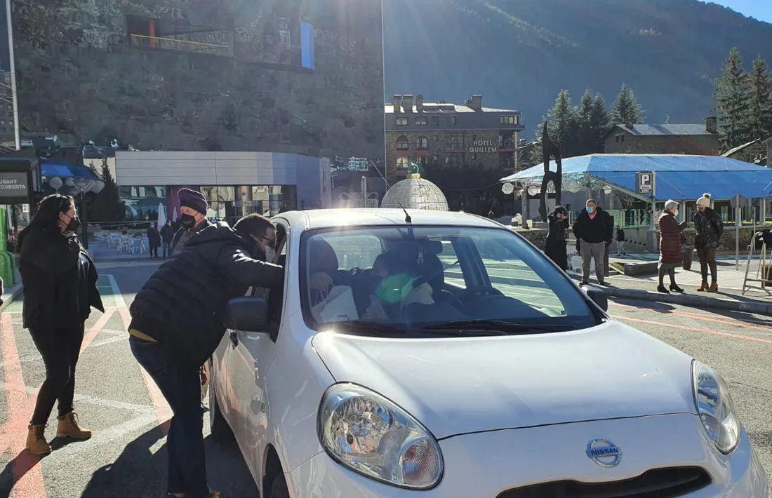 El conseller de Cultura, David Cruz, repartint racions d'escudella.