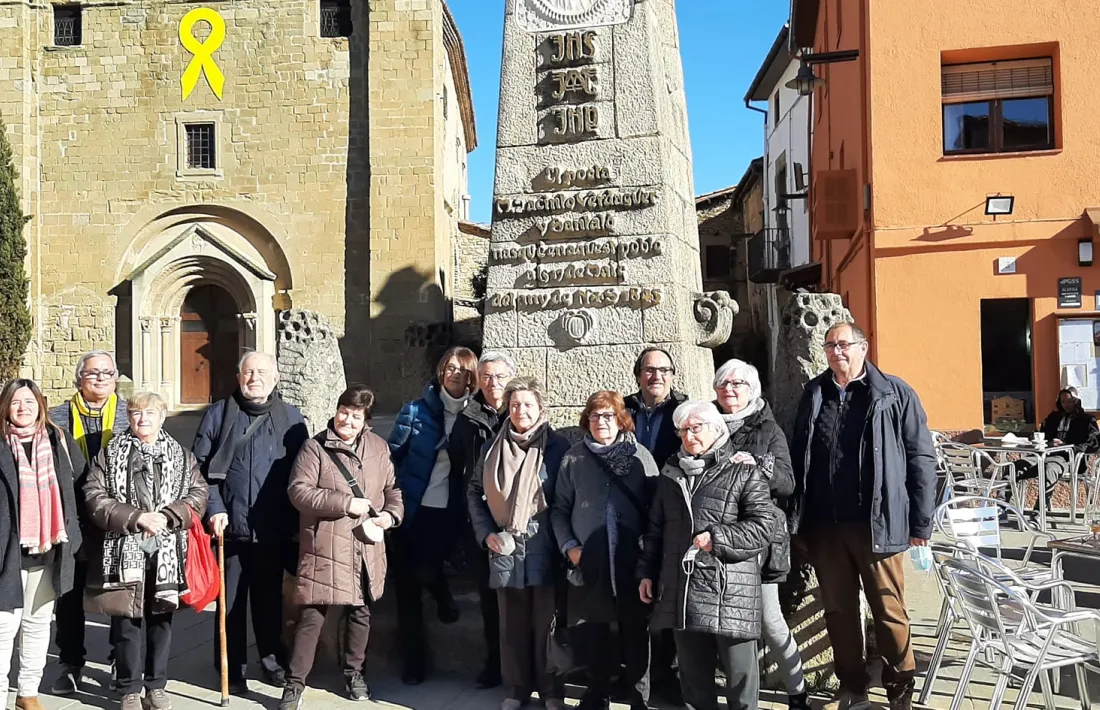  Imatge de família dels participants en la inauguració del monòlit a Folgueroles. 
