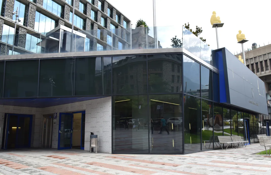 L'edifici de la plaça Lídia Armengol que acollirà el centre de la bicicleta.