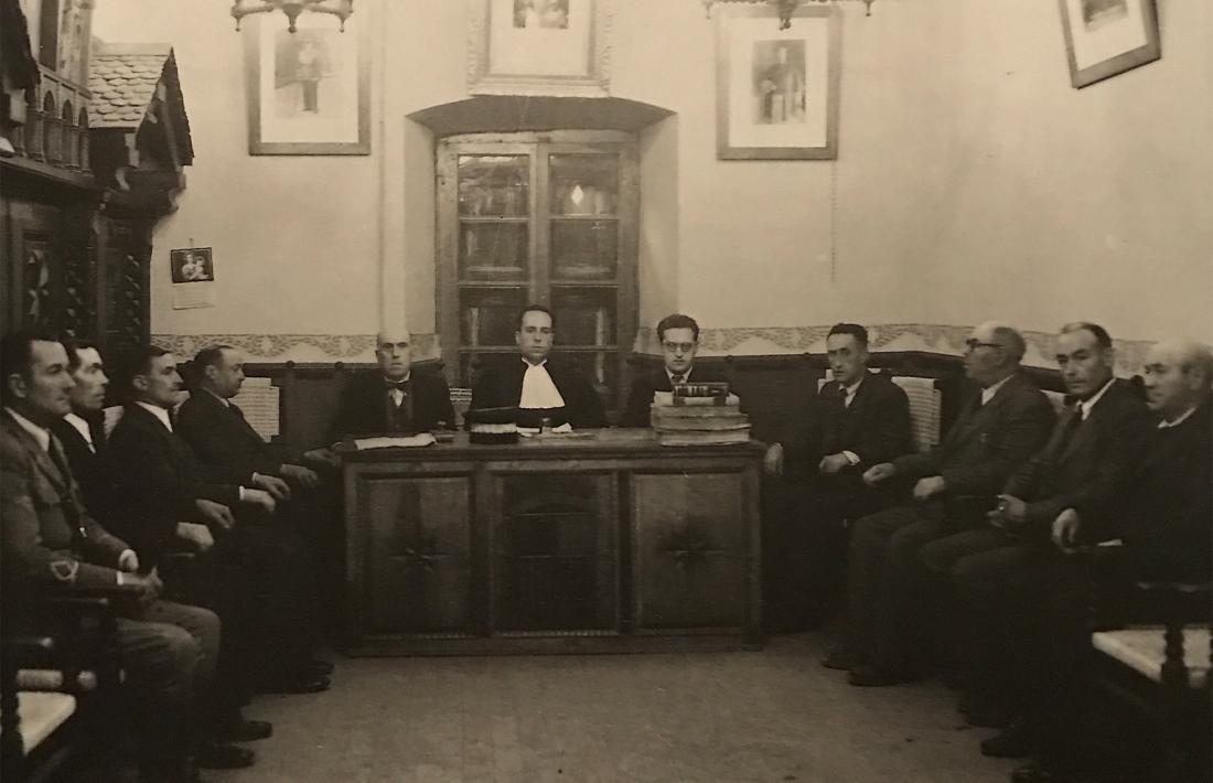 Octubre del 1943: el tribunal de Corts que va jutjar i sentenciar a mort Pere Areny, reunit a l’actual sala de plens de Casa de la Vall. Fan por (Foto: undació Valentí Claverol/Tots els drets reservats).