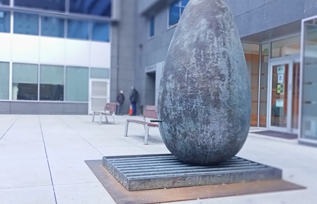 ‘The Personal Miracolous Fountain’, al jardí interior de l’edifici Cierco de Prat de la Creu, també a Andorra la Vella (bronze, 1994)