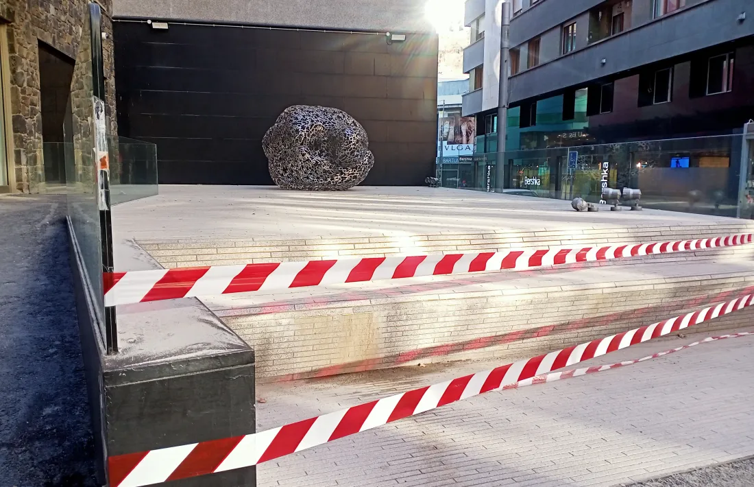 ‘Gran latent’  (acer, 2007), al carrer Sant Antoni d’Escaldes i en un espai deixadíssim.