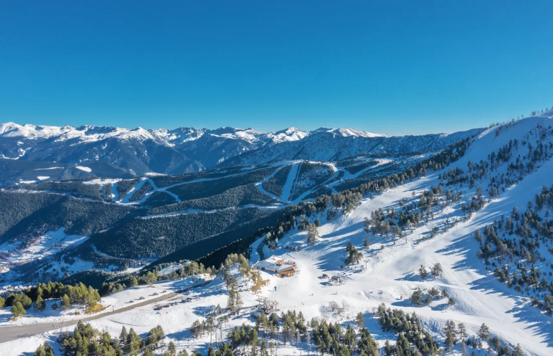 Vista de la zona del Coll de la Botella de l'estació de Vallnord-Pal Arinsal.