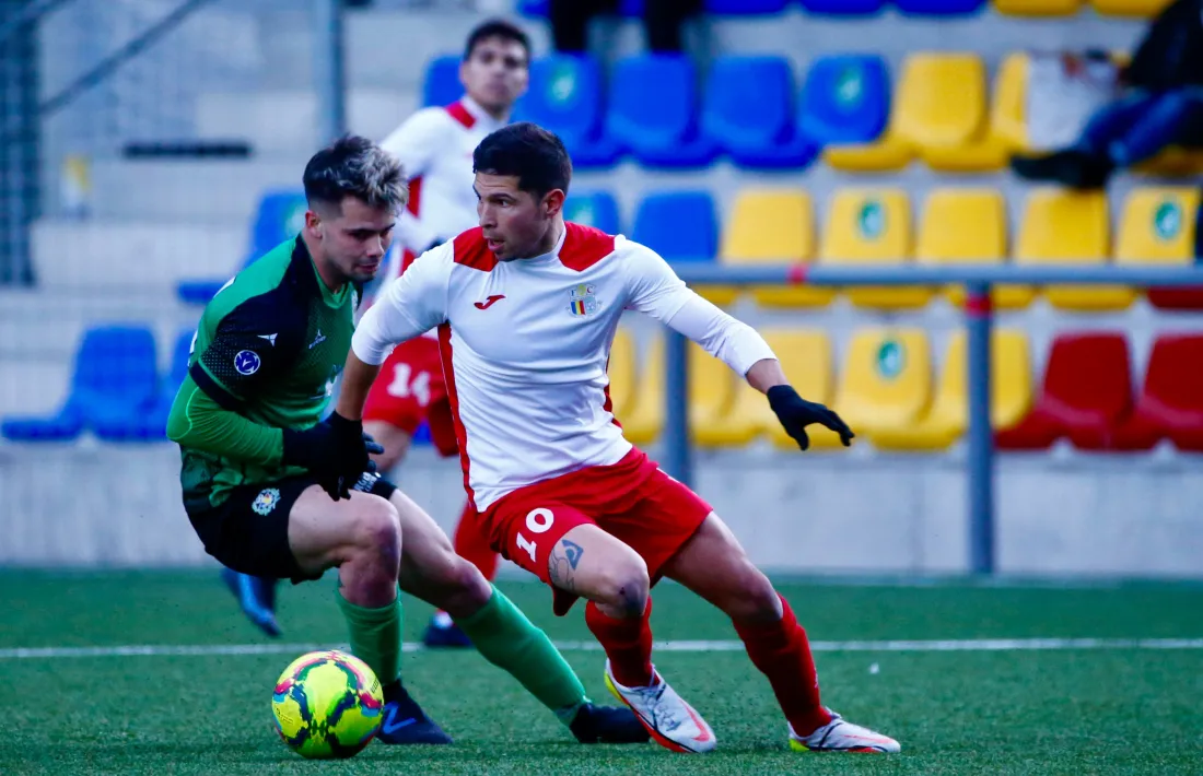 Xavi Puerto, defensat per Rizzo.