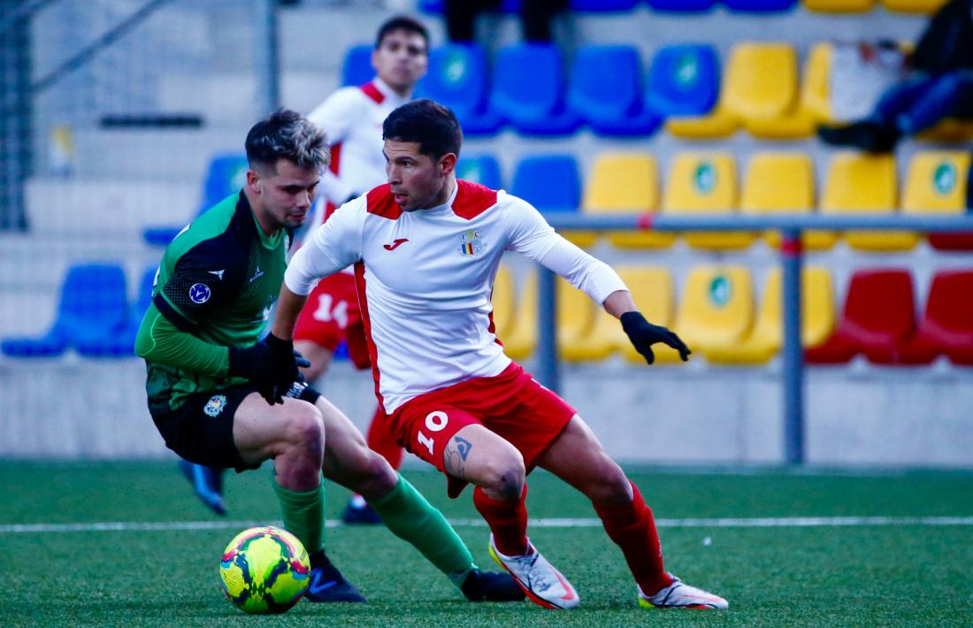 Xavi Puerto, defensat per Rizzo.