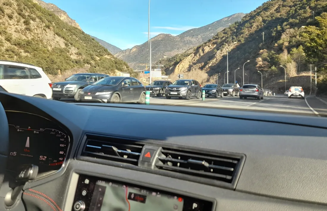 Vehicles fent cua per sortir del país el cap de setmana de Cap d'Any.